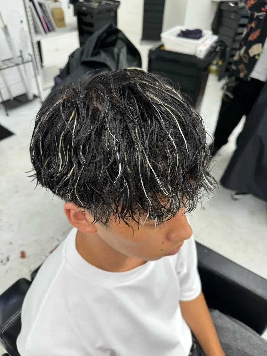 ショート パーマ メンズ メンズブリーチ メンズハイライト メンズメッシュ ハイライト 柏メンズカットパーマ NO.1タイチのヘアスタイル