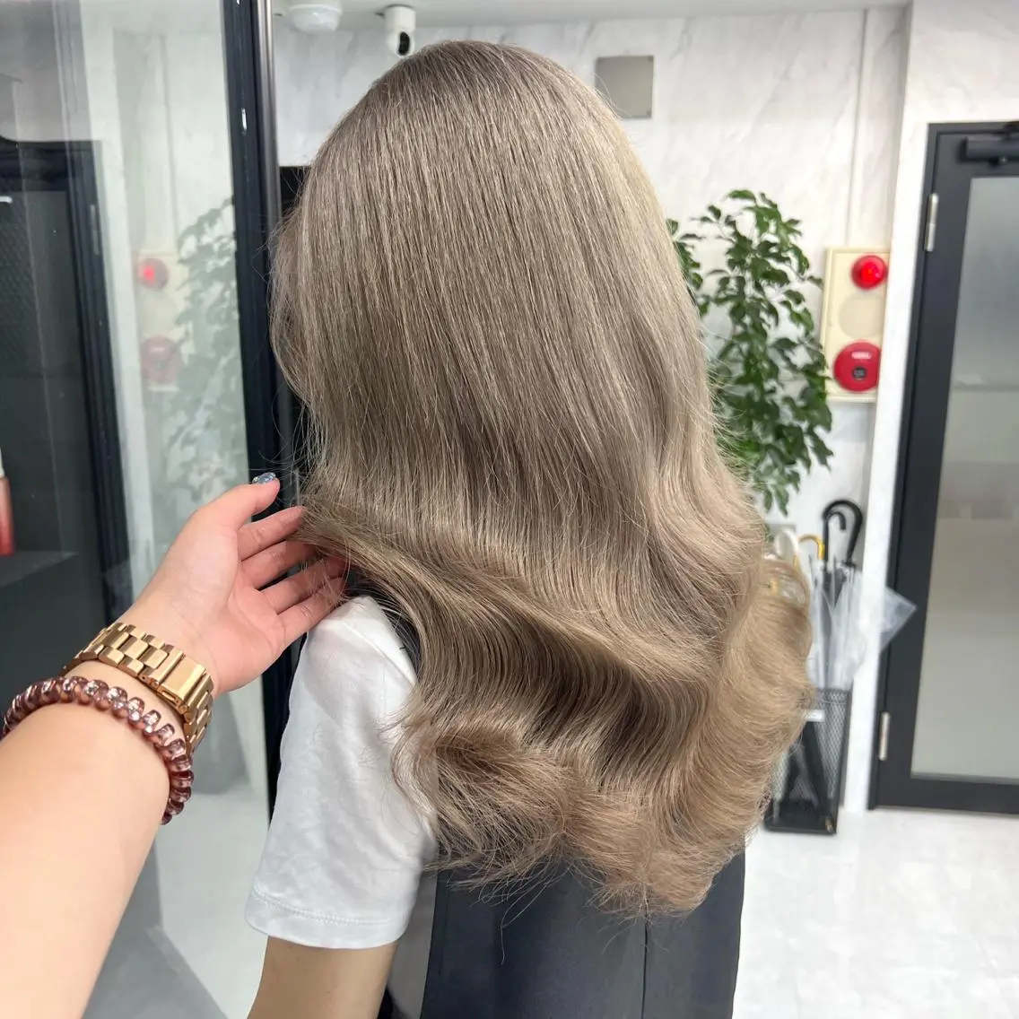 セミロング カラー シールエクステ ハイトーンカラー エクステ ヘアカラー トリートメント シールエクステ特化 ハイトーン、NANAのヘアスタイル