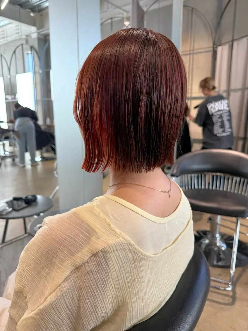 ミディアム カラー ボブ 外ハネヘア カット ヘアカラー 須藤 優真 切りっぱなしボブのヘアスタイル