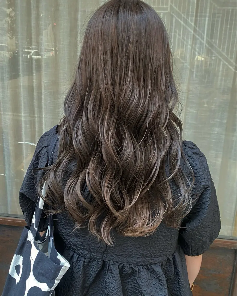 ロング カラー グレージュ カット ヘアカラー トリートメント 関 桃萌果のヘアスタイル