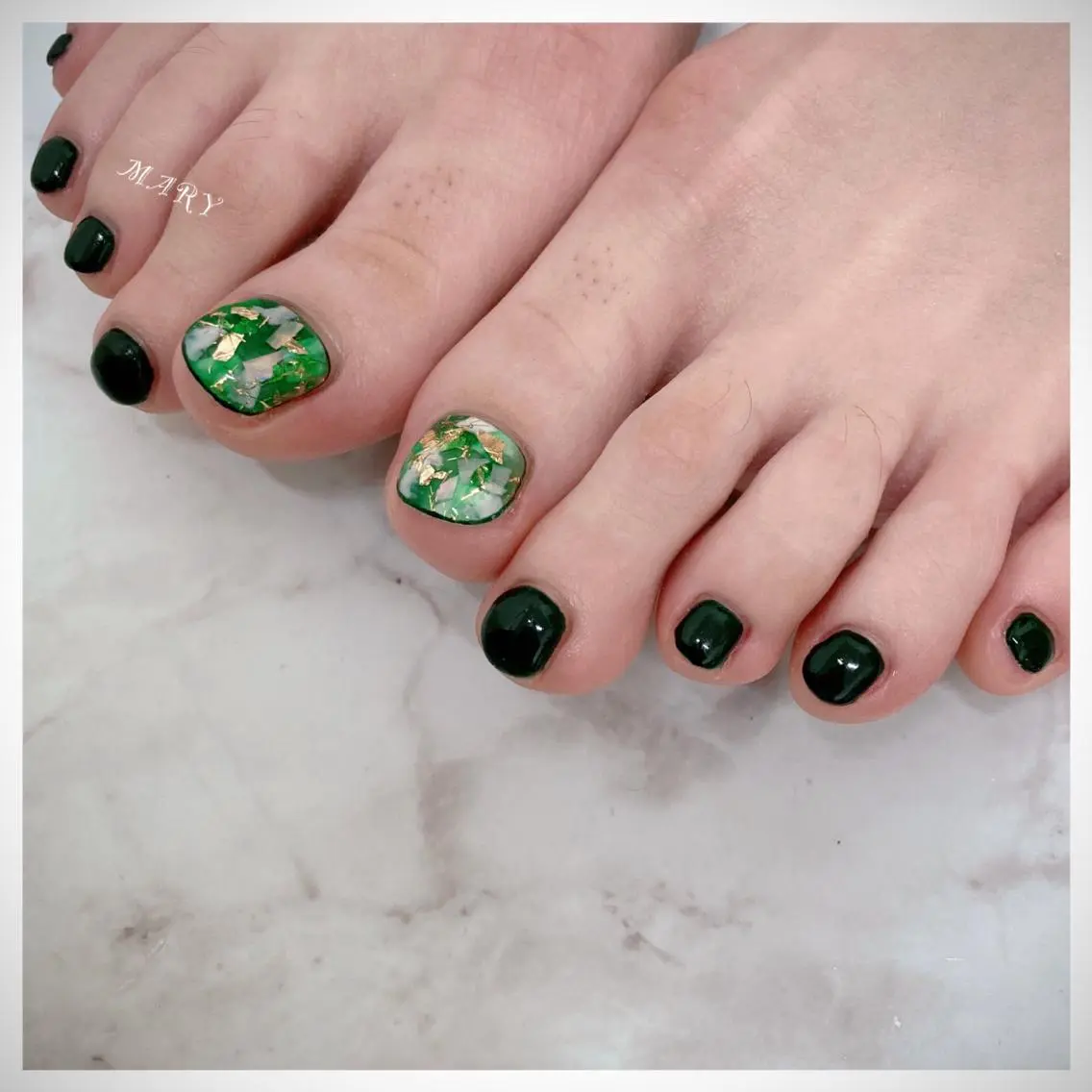 ネイル アートネイル フットネイル グリーン キラキラネイル ニュアンスネイル フットネイル Mary nail .narumiのネイルデザイン
