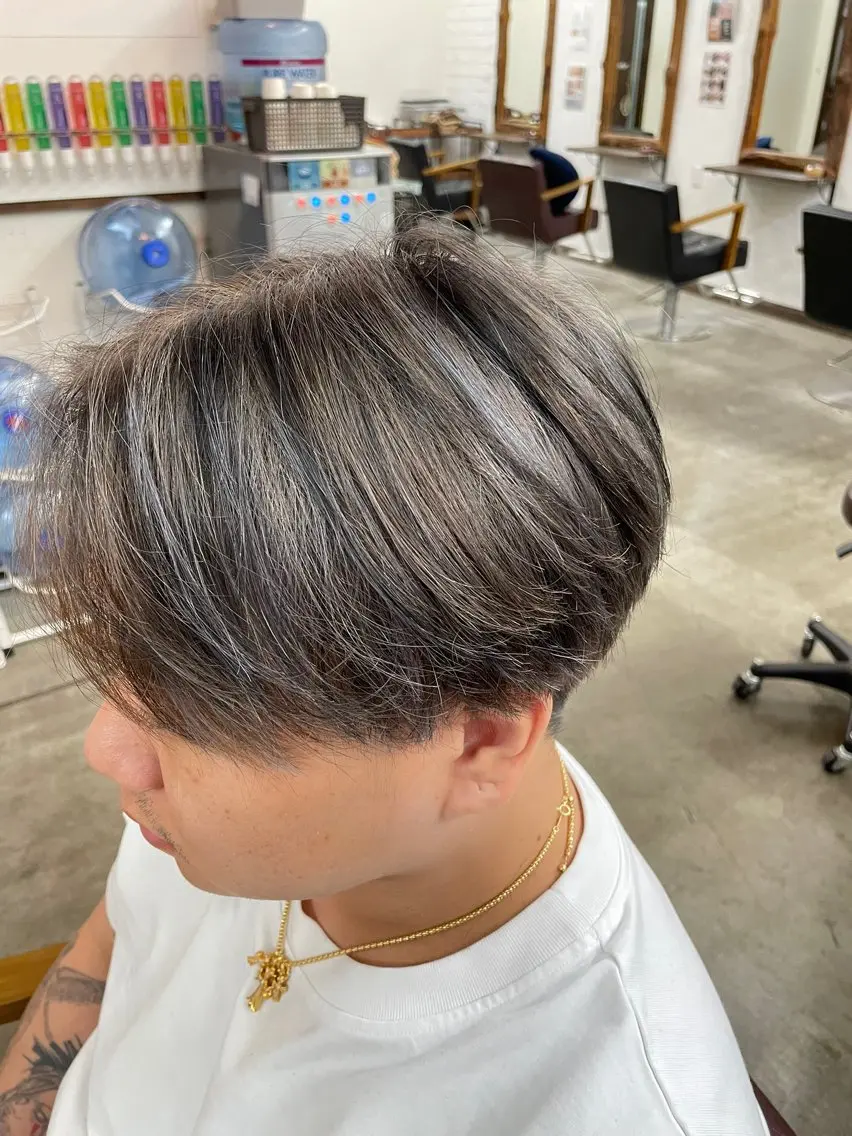 ショート カラー メンズ ベージュカラー デザインカラー ミルクティーベージュ ヘアカラー 佐藤天斗 /スタイリストのヘアスタイル