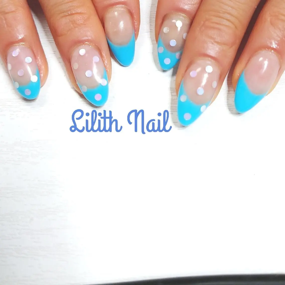 ネイル ドット フレンチネイル ジェルネイル 冬ネイル ハンドネイル Lilith Nailのネイルデザイン
