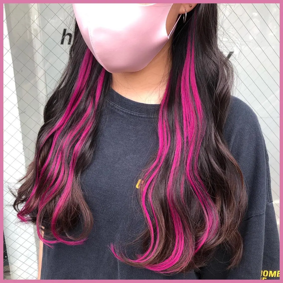 ロング カラー パーマ ヘアアレンジ 編み込みエクステ シールエクステ インナーカラー ピンクカラー ピンクパープル 八巻 晴香のヘアスタイル