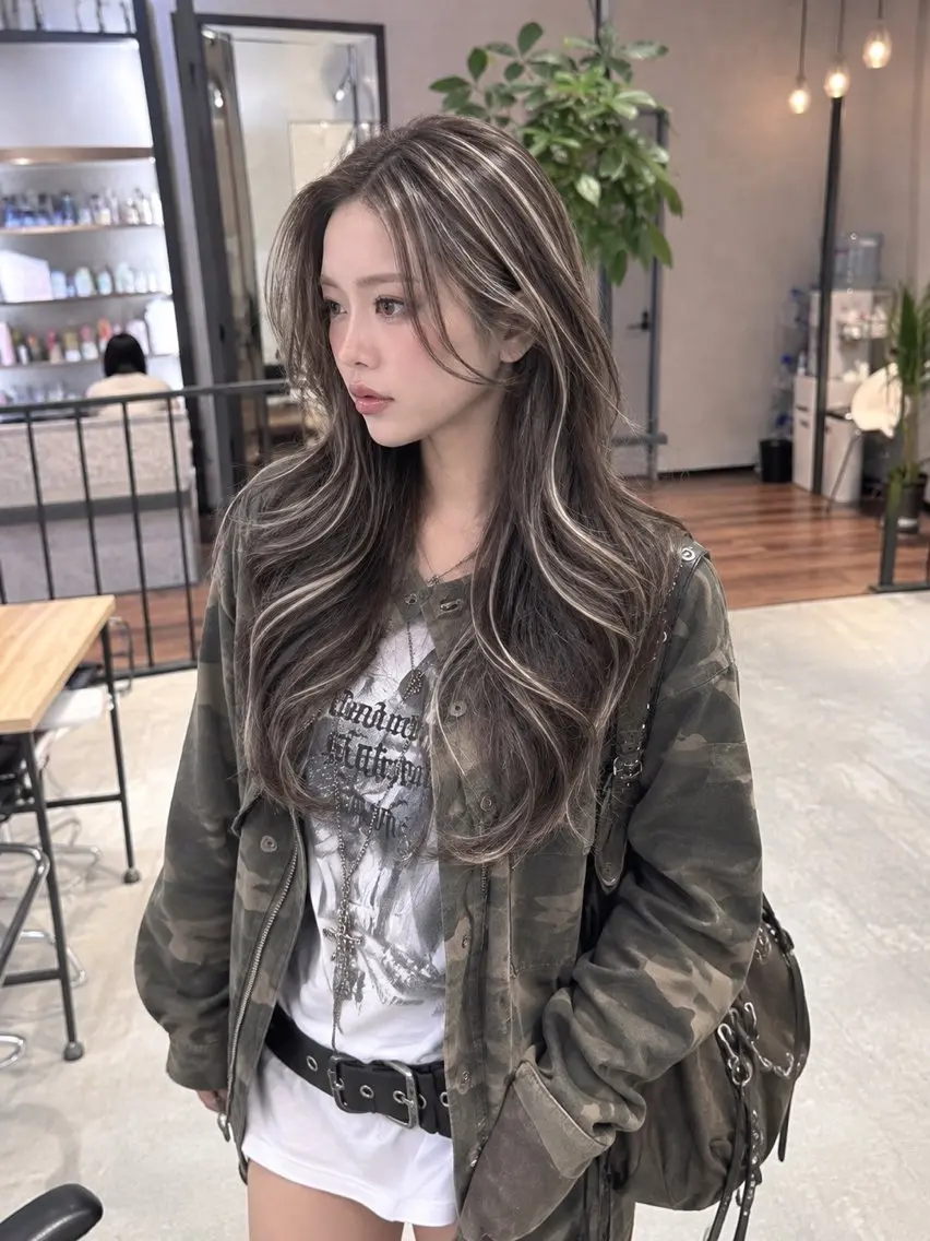 ロング 顔まわりレイヤー 外国人風カラー ハイライト レイヤーカット カット ヘアカラー トリートメント 海外風レイヤーカット 👑店長 平松 由のヘアスタイル