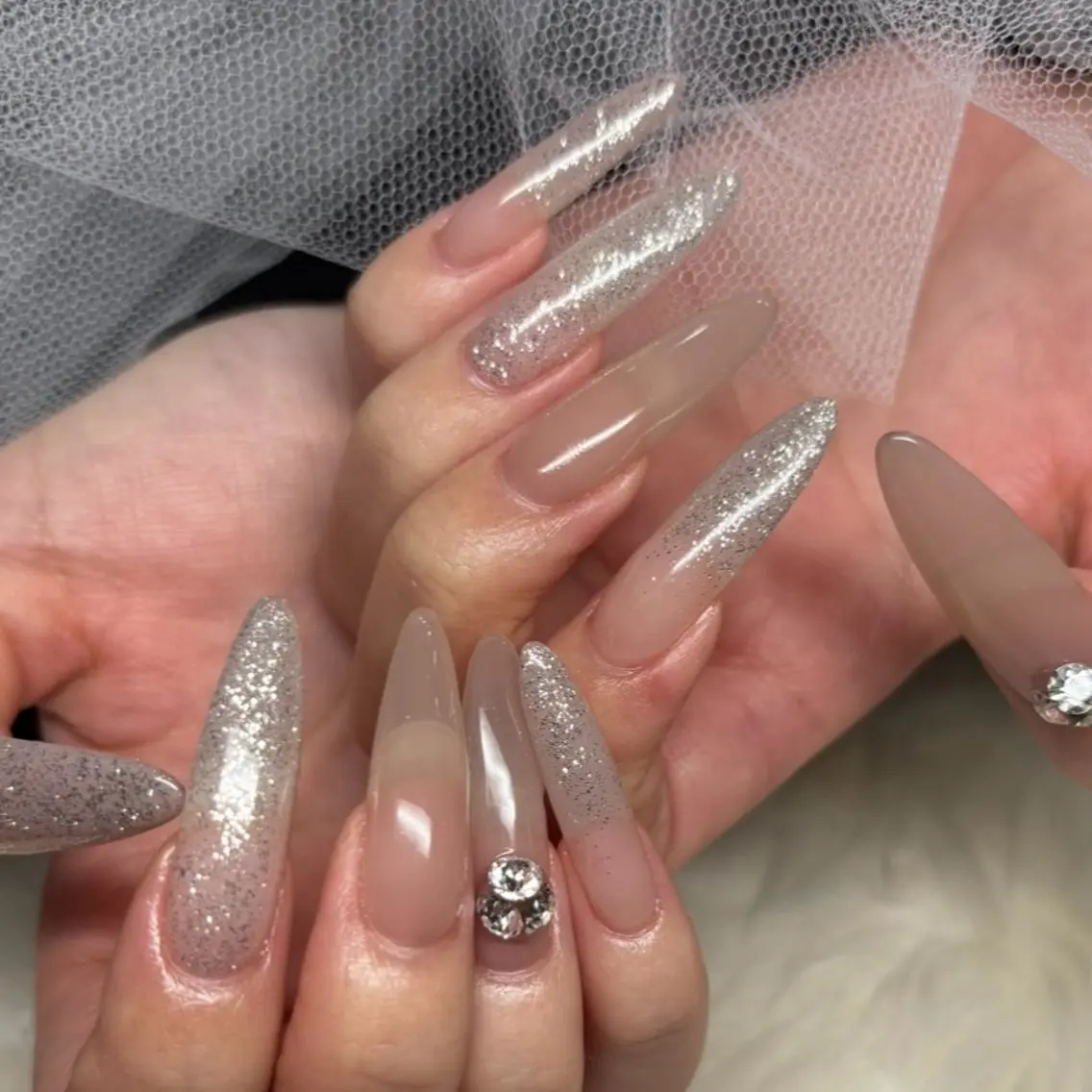 ネイル アートネイル ラメ(グリッター) シルバー ワンホンネイル ハンドネイル 🦋hana / nail / AOのネイルデザイン