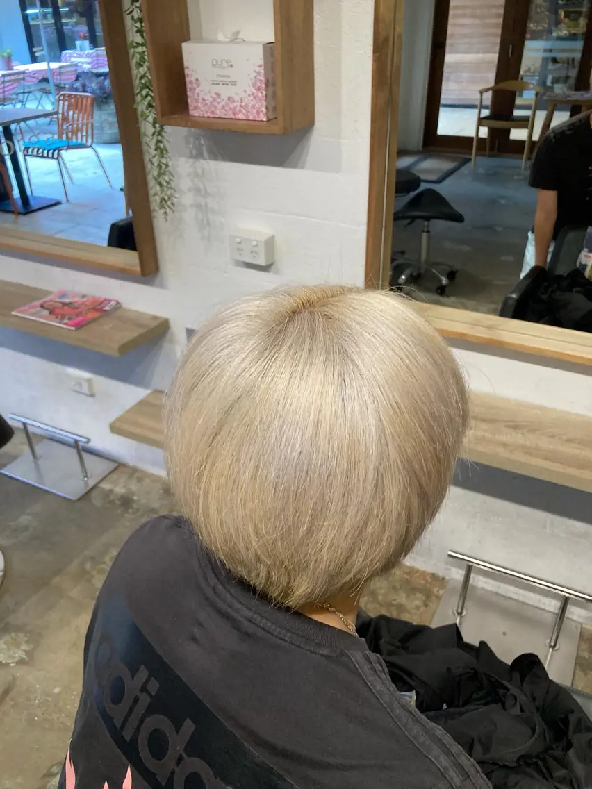 ショート カラー ブリーチ ヘアカラー 鍋島 くるみのヘアスタイル