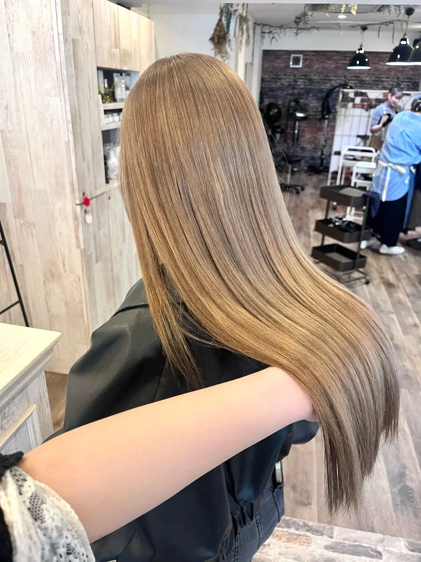 ロング カラー ベージュカラー ブリーチ ヘアカラー niko RINKAのヘアスタイル