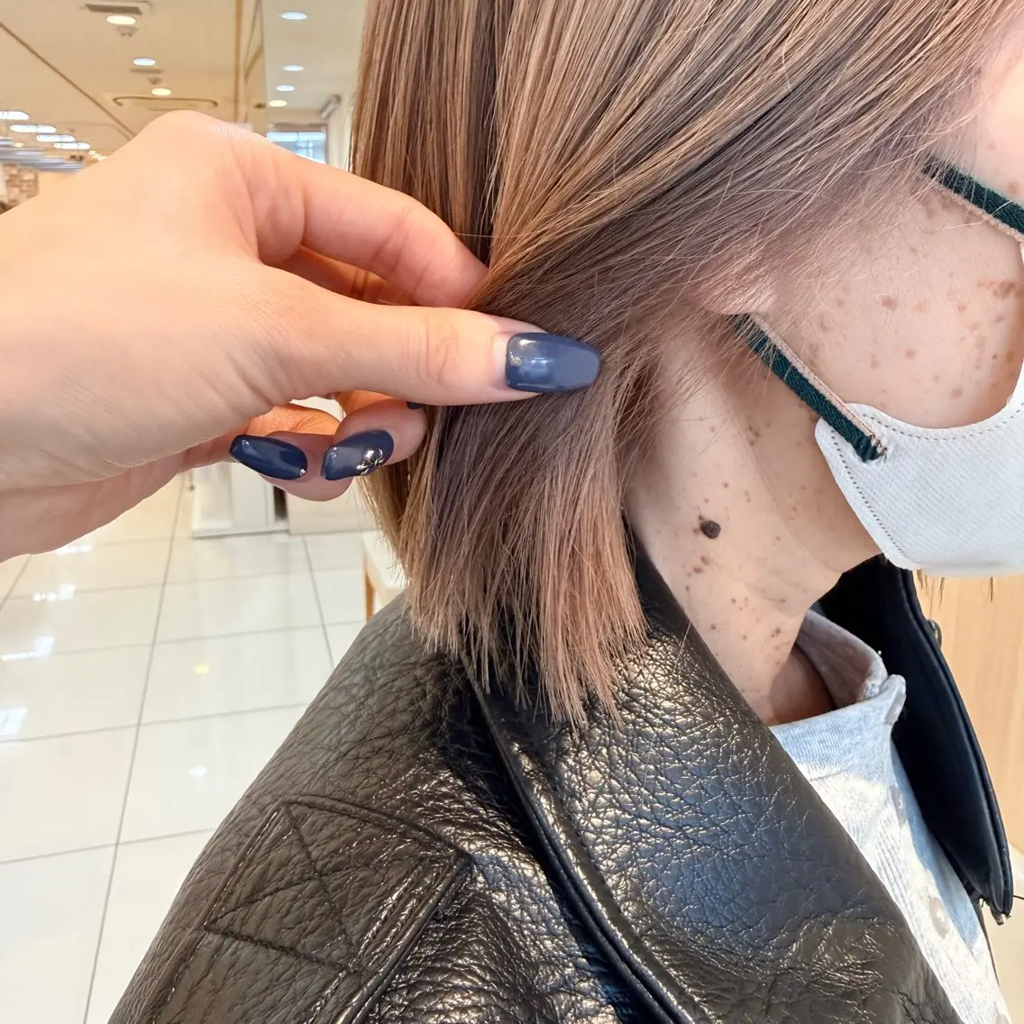 ショート ヘアカラー トリートメント 店長ハイトーンカラー 柞山史奈のヘアスタイル