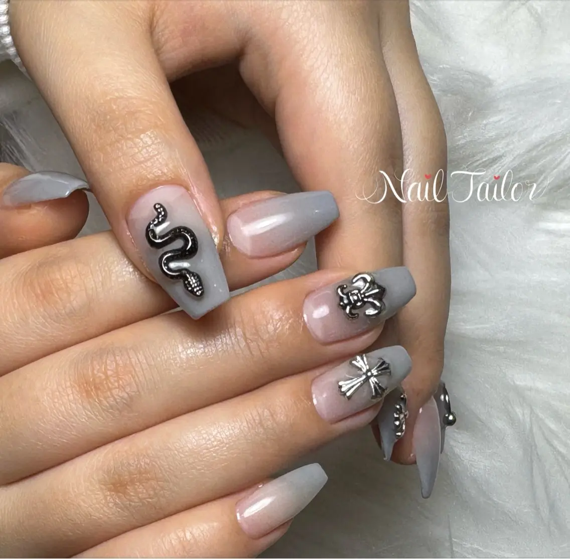 ネイル 長さ出し グラデーション ロングネイル シルバー ハンドネイル NailTailor ネイルテイラーのネイルデザイン