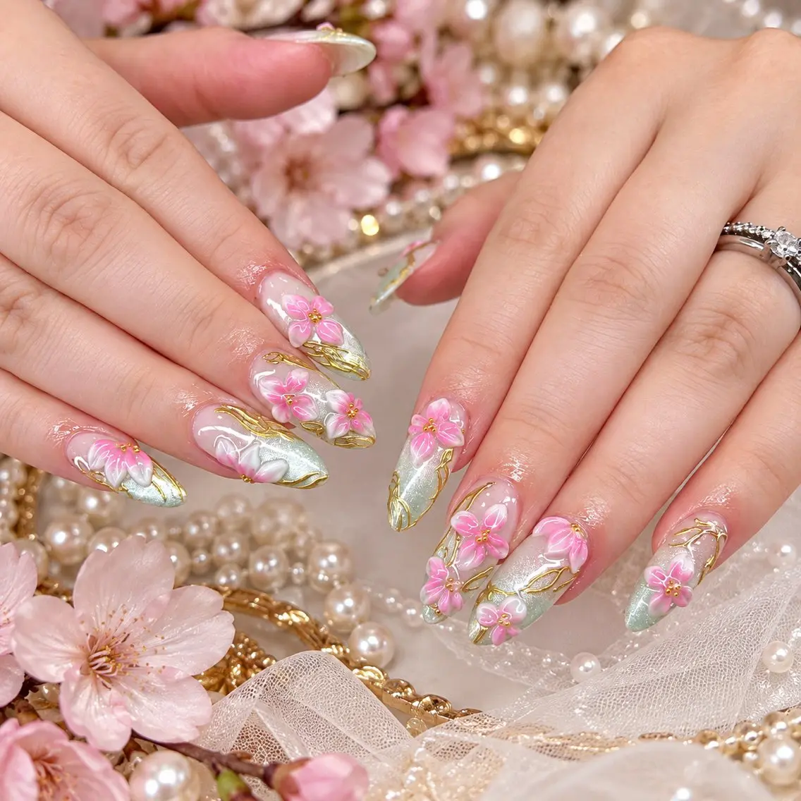 ネイル アートネイル 長さ出し フラワーネイル ゴールド グリーン ハンドネイル ハンドケア Min nail サロン渋谷のネイルデザイン