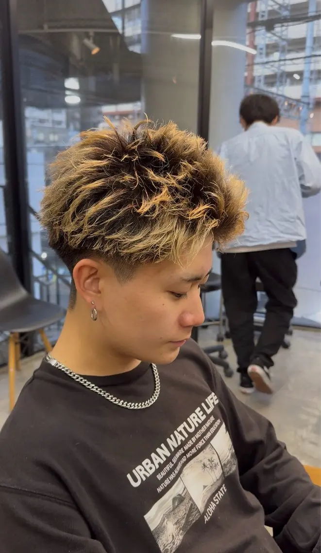 ショート メンズ メンズブリーチ メンズハイトーン スパイキーショート 刈り上げ ショートヘア 吉井 勇人のヘアスタイル