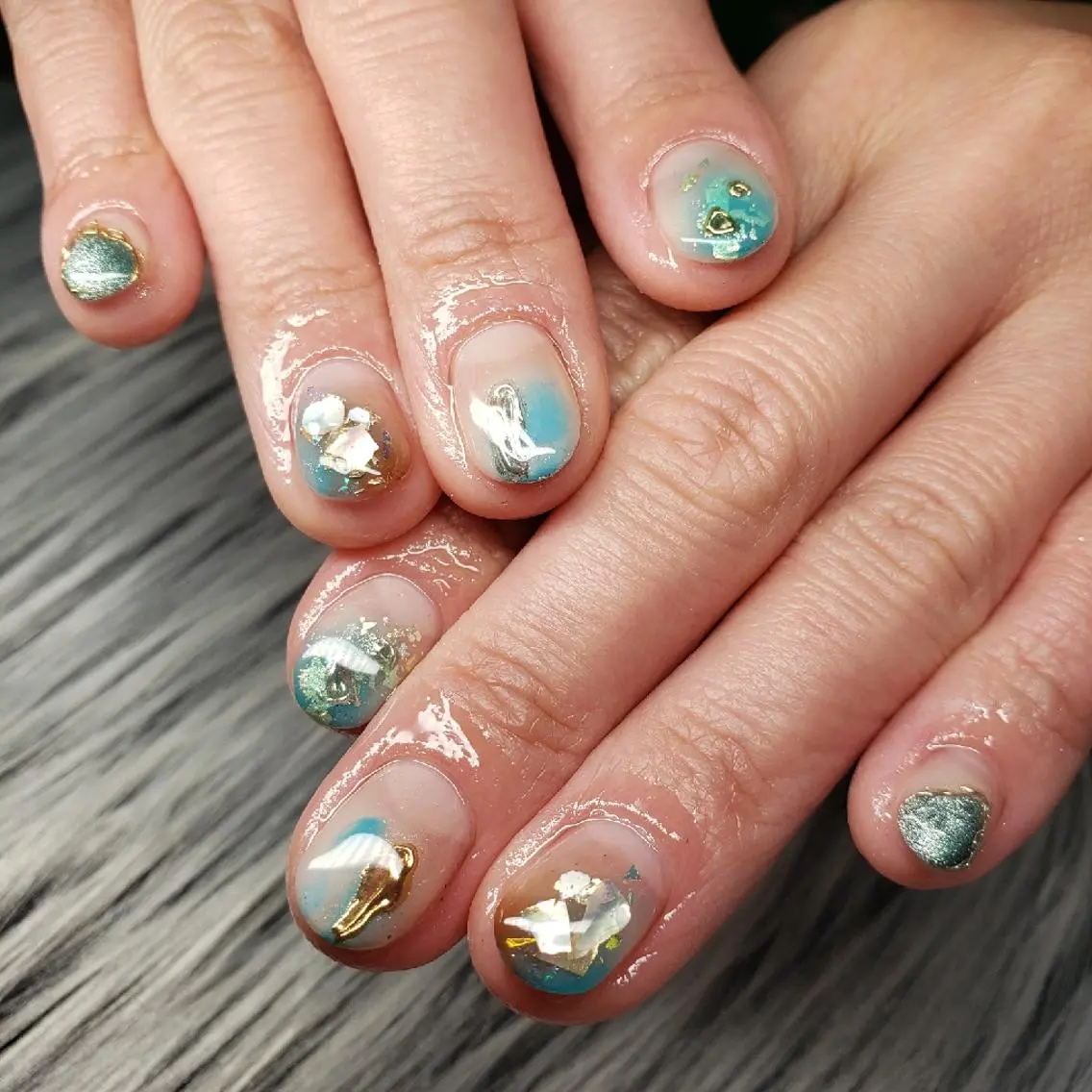 ネイル ゴールド 水色 マグネットネイル ミラーネイル ニュアンスネイル Nail salon Coco【溝の口駅】のネイルデザイン