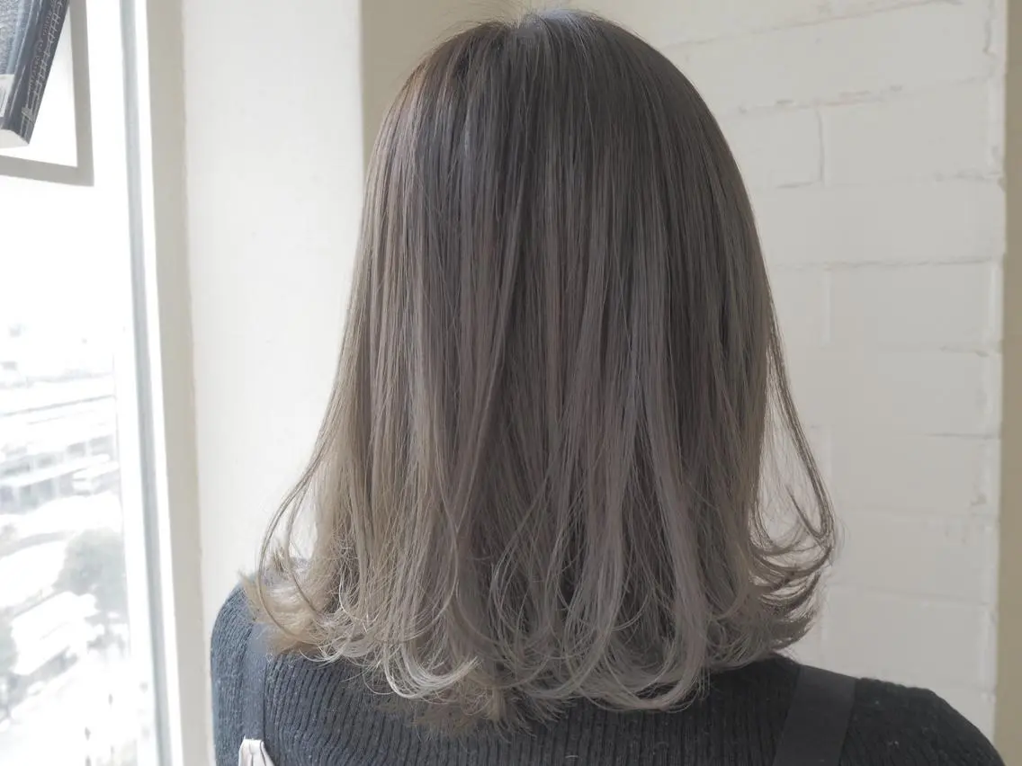 ミディアム カラー パーマ ヘアアレンジ 透明感カラー メンズハイトーン メンズバレイヤージュのヘアスタイル
