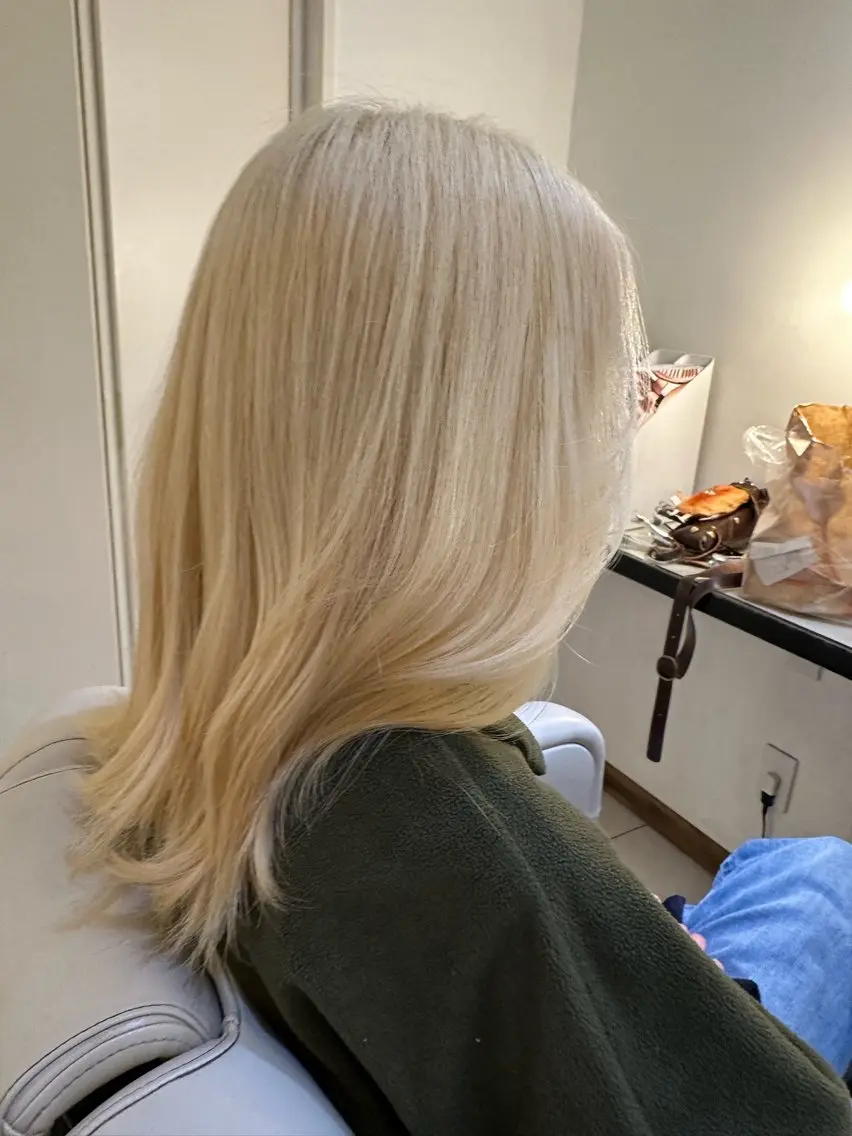セミロング カラー 抜きっぱなしブロンド ブロンド fiorista岡田 まゆこのヘアスタイル