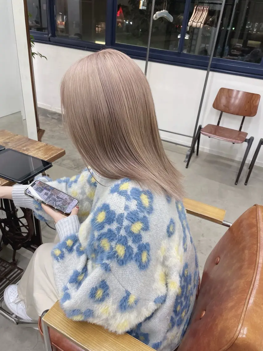 ミディアム カラー ベージュカラー ブリーチ グレージュ ハイトーンカラー ミルクティーベージュ スギヤマ ショウゴのヘアスタイル