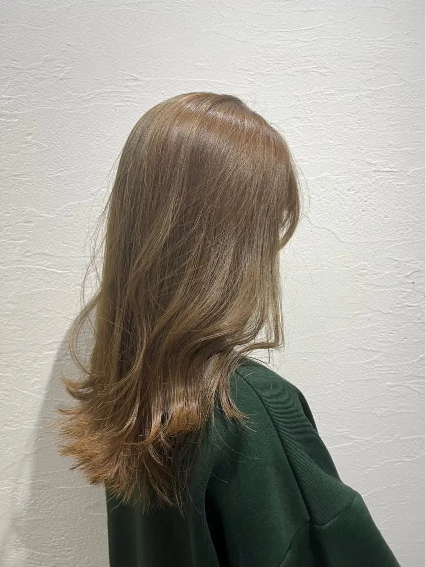 ロング カラー ベージュカラー オリーブベージュ KA NAのヘアスタイル