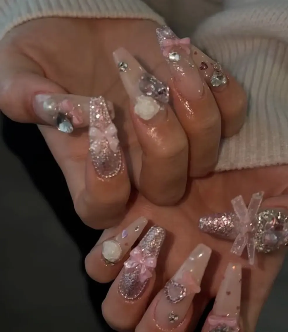 ネイル チークネイル フレンチネイル ジェルネイル ガーリー キラキラネイル ハンドネイル UM Nail Salonのネイルデザイン