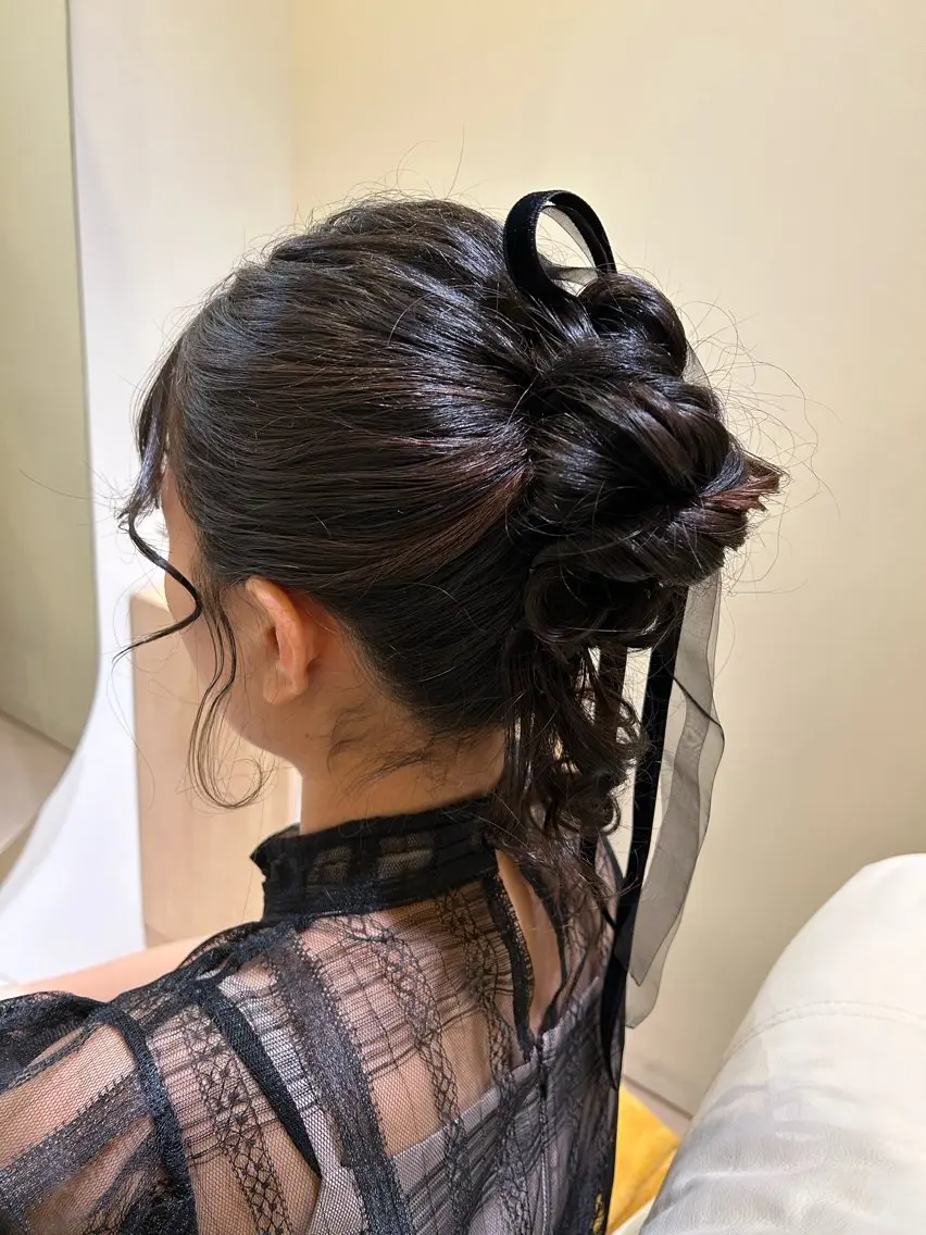 ミディアム ヘアアレンジ お団子ヘア ボウ🪞ヘアセット /メイク/マツパのマツエク・マツパデザイン