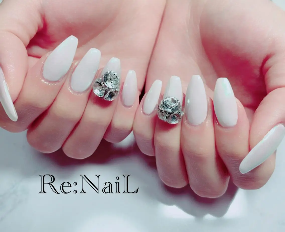 ネイル オーロラネイル ジェルネイル ロングネイル シンプルネイル ホワイト Re:NaiL (リネイル)のネイルデザイン
