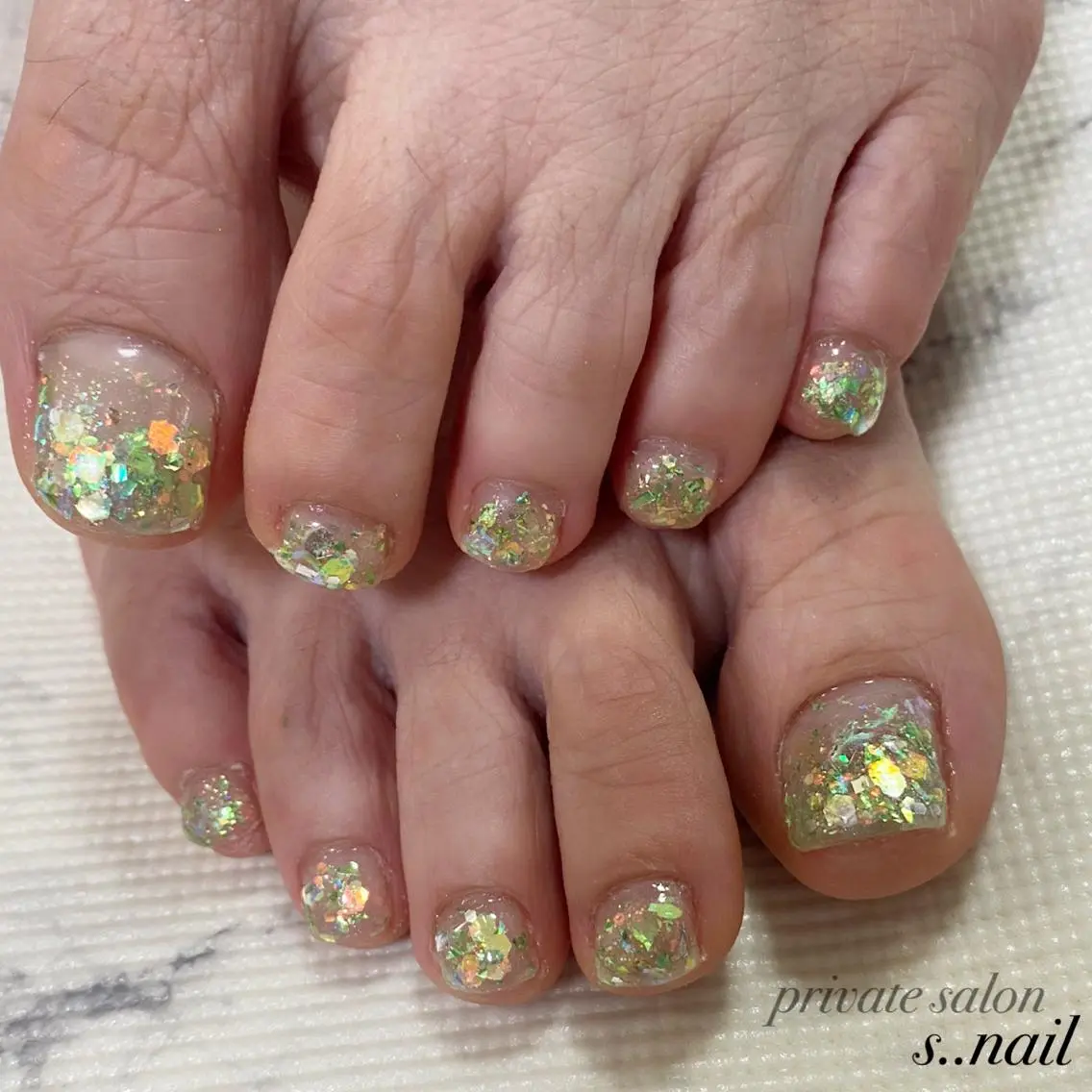 ネイル オーロラネイル グリーン ラメ(グリッター) オレンジ ハンドネイル フットネイル s..nail / MORITAのネイルデザイン
