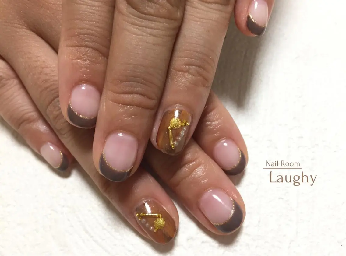 ネイル アートネイル ブラウン フレンチネイル グラデーション Nail Room Laughyのネイルデザイン