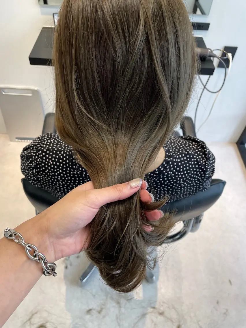 ミディアム カラー オリーブカラー 透明感カラー 🪽AYAKAのヘアスタイル