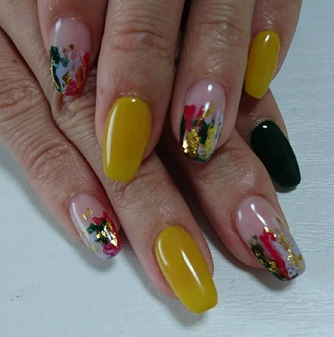 ネイル ゴールド グリーン 赤色 Lilith Nailのネイルデザイン