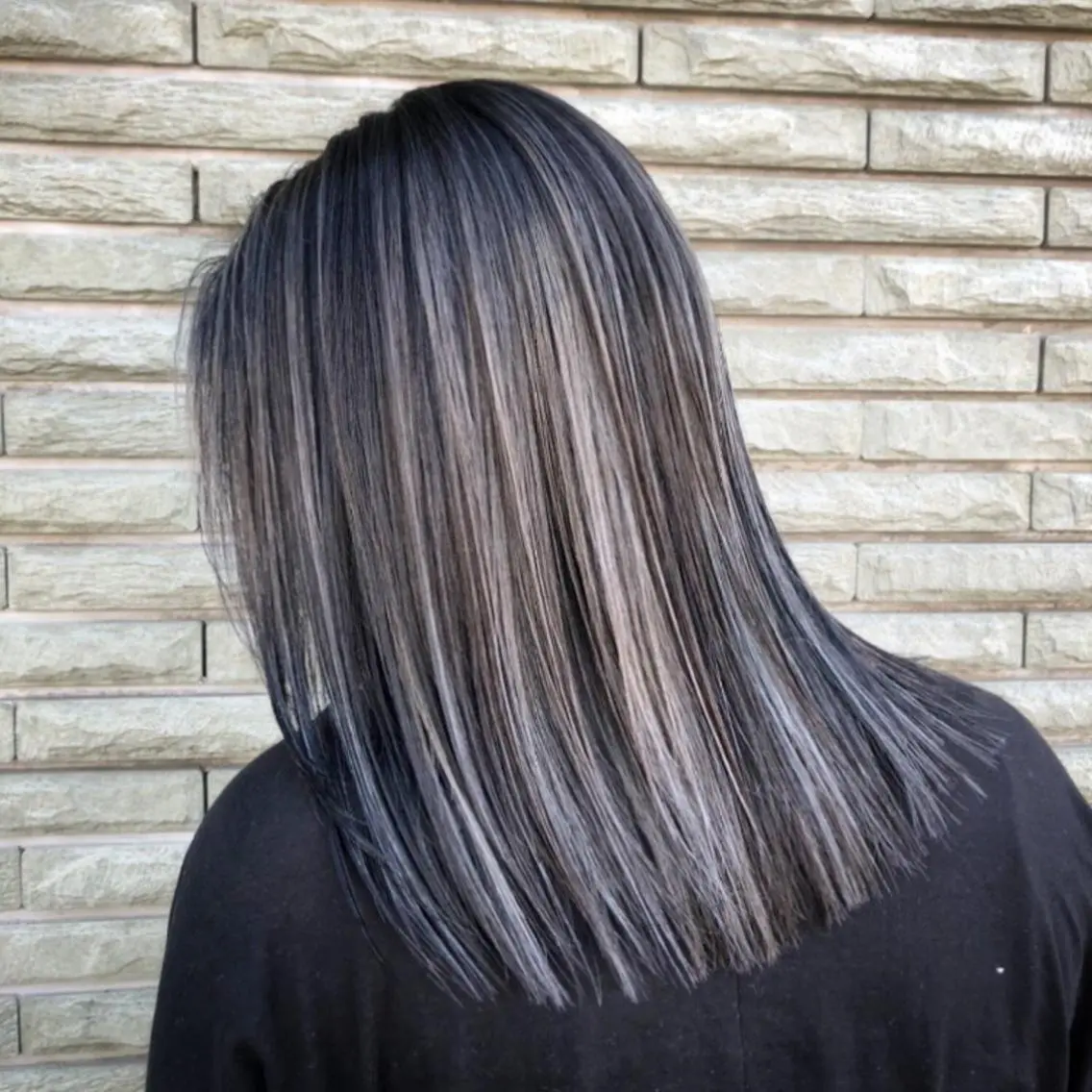 セミロング ハイライト レイヤーカット 𝐍𝐄𝐎 𝐉𝐔𝐑𝐈のネイルデザイン