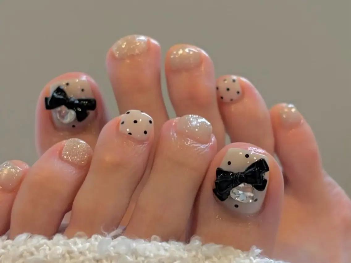 ネイル ドット フットネイル リボン フットネイル Tongtong Nail Salonのネイルデザイン