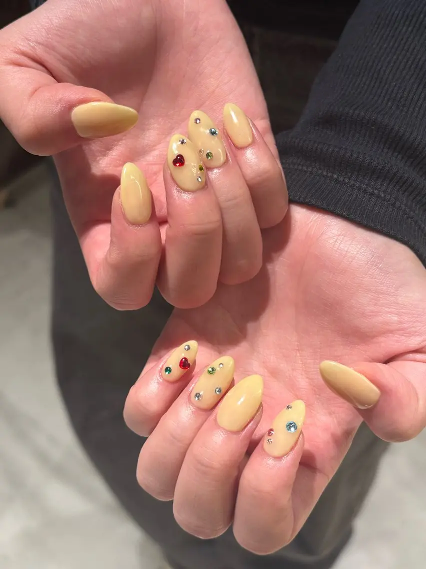 ネイル ストーンネイル 黄色 ハンドネイル Miura.H 🦋🫧のネイルデザイン
