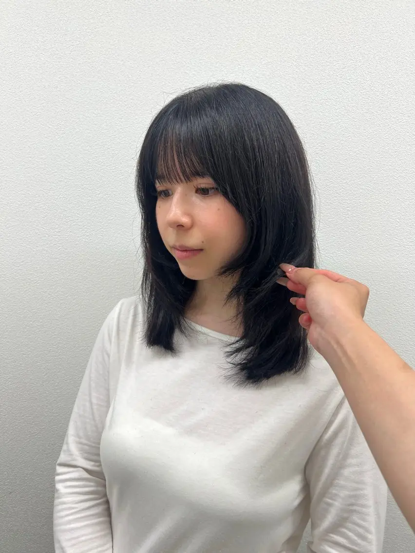 ミディアム ミディアムレイヤー レイヤーカット Natsumi / 透明感艶カラーのヘアスタイル
