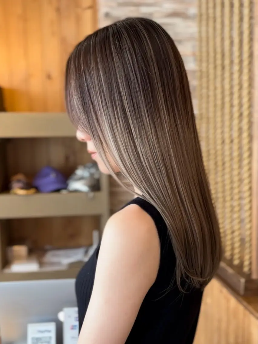ロング ヘアカラー ハイトーン belle ナホのヘアスタイル