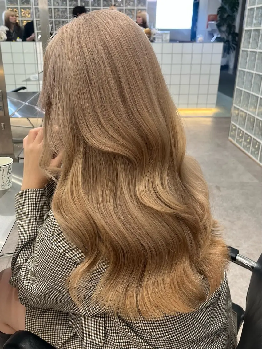セミロング カット ヘアカラー ツヤ髪ミルクティー ベージュ🪽/三藤のヘアスタイル
