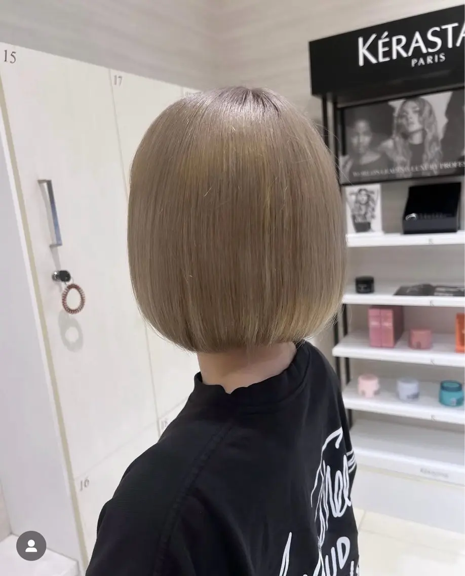 ショート カラー ベージュカラー ブリーチ ボブ GRANDEUR natsukiのヘアスタイル