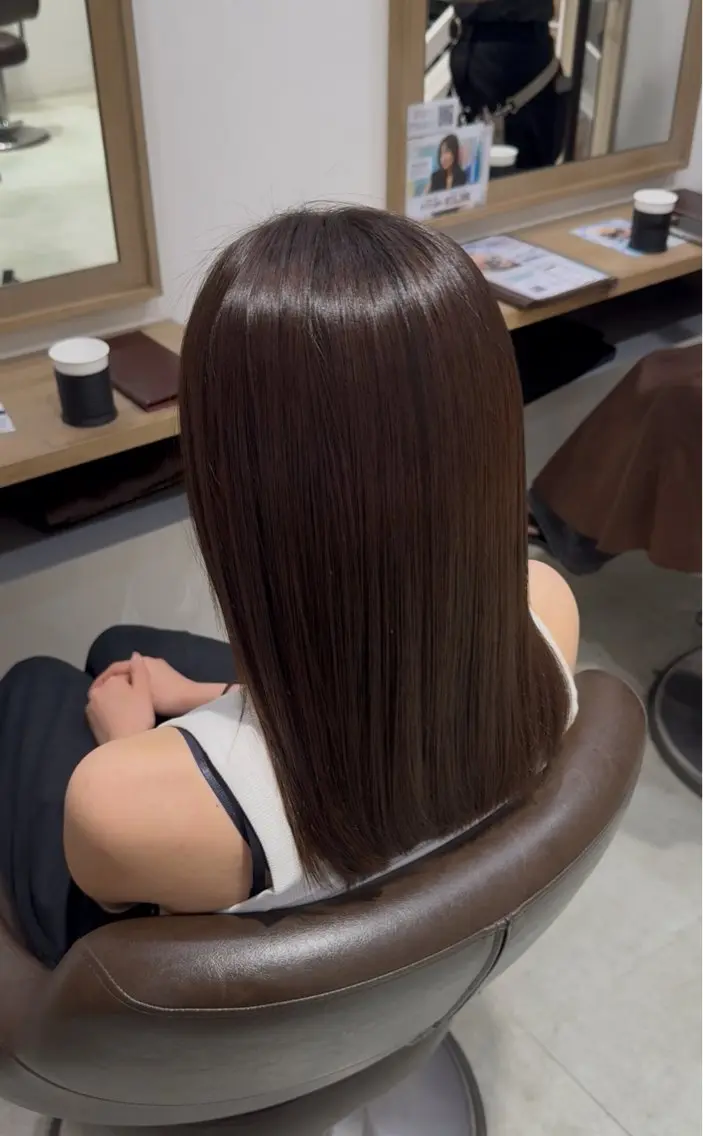 セミロング 縮毛矯正 ナチュラルうる艶 カラーミル🌙のヘアスタイル