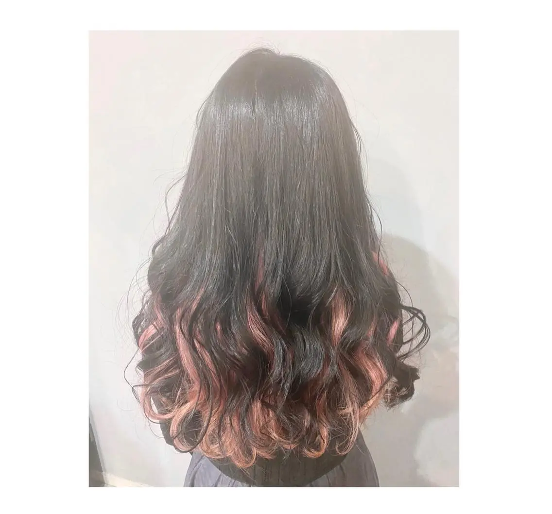 セミロング カラー ブリーチ インナーカラー ピンクカラー ヘアカラー TSUNO🦖 派手髪/オタク美容師のヘアスタイル