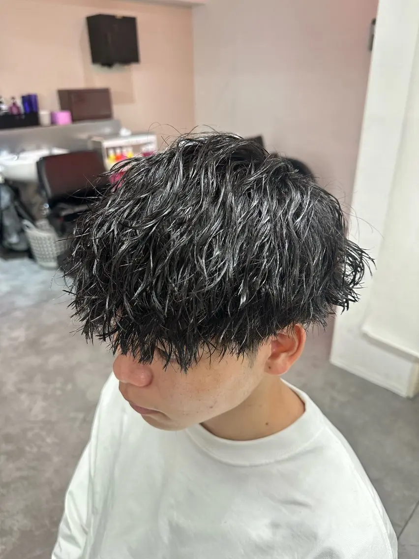 ミディアム パーマ メンズ ミディアムパーマ マッシュ メンズパーマ ツイストスパイラルパーマ 波巻きパーマ カット パーマ メンズ特化🔥 渡邉愛斗のヘアスタイル