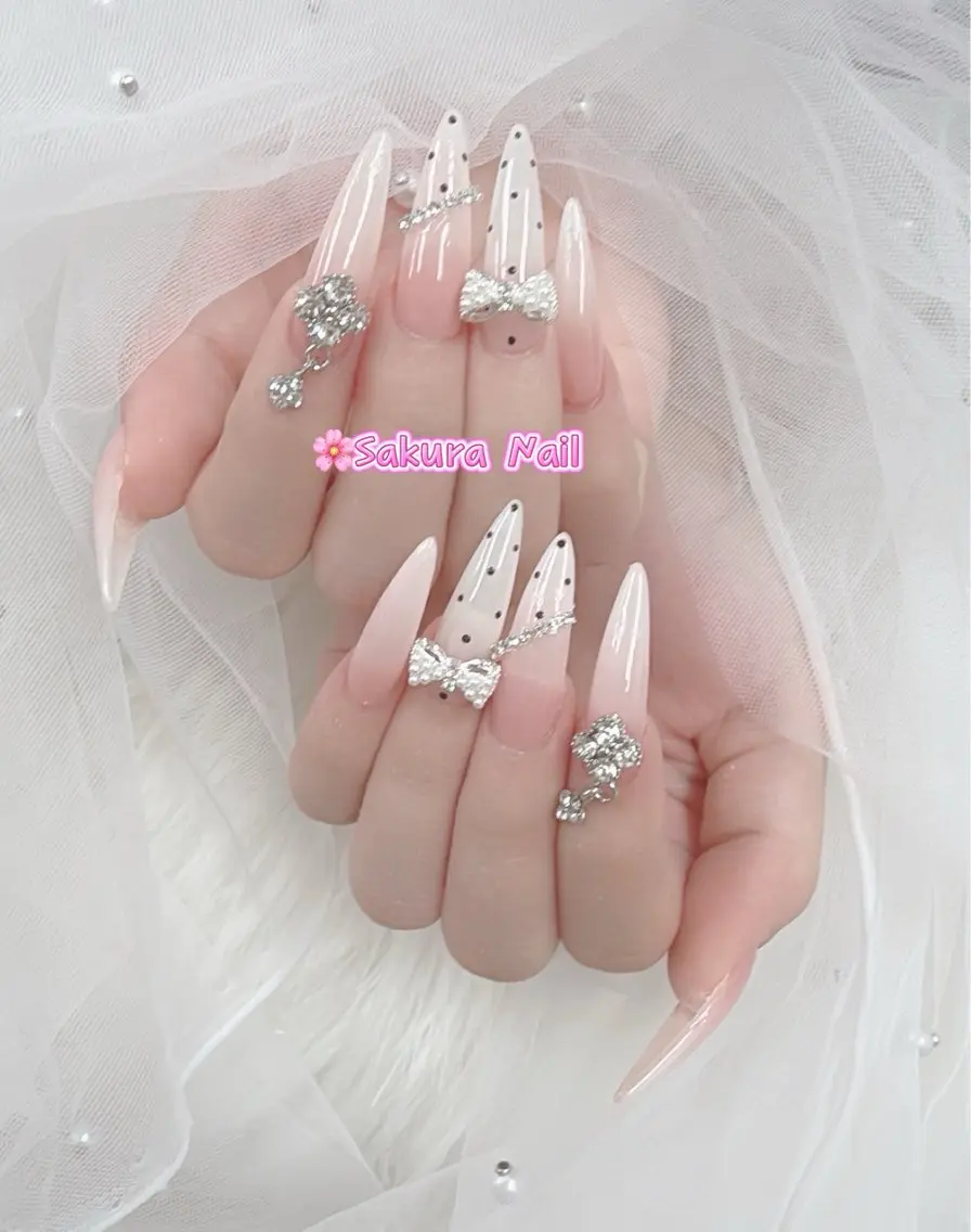 ネイル アートネイル オーロラネイル ボルドー チークネイル フレンチネイル ハンドネイル Sakura Nail Salonのネイルデザイン