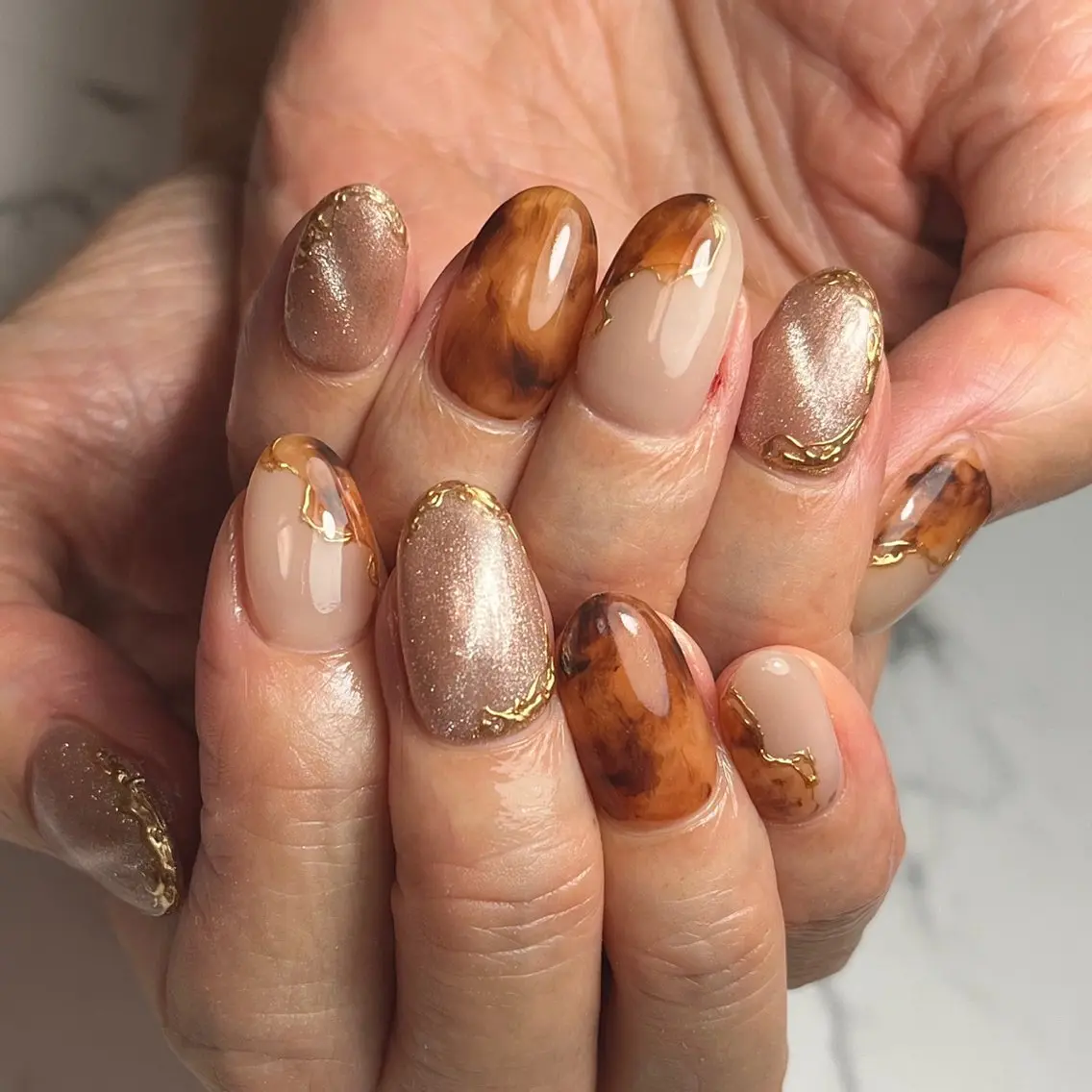 ネイル べっ甲ネイル ブラウン ワンカラーネイル ハンドネイル NAIL NOWのネイルデザイン