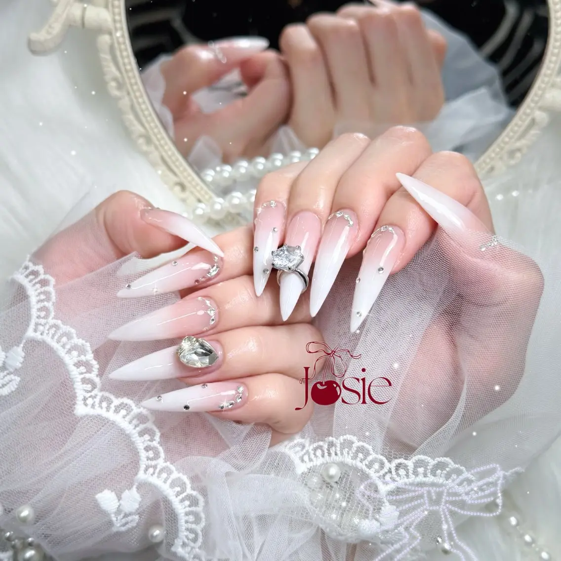 ネイル キラキラネイル 韓国ネイル ロングネイル ワンホンネイル ハンドネイル Josie nail salonのネイルデザイン