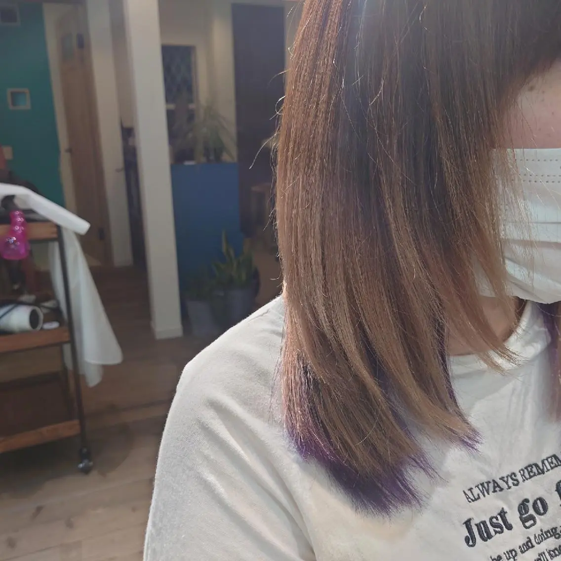 セミロング カラー グラデーションカラー インナーカラー ピンクカラー ピンクパープル パープルカラー ヘアカラー 伊藤 新のヘアスタイル