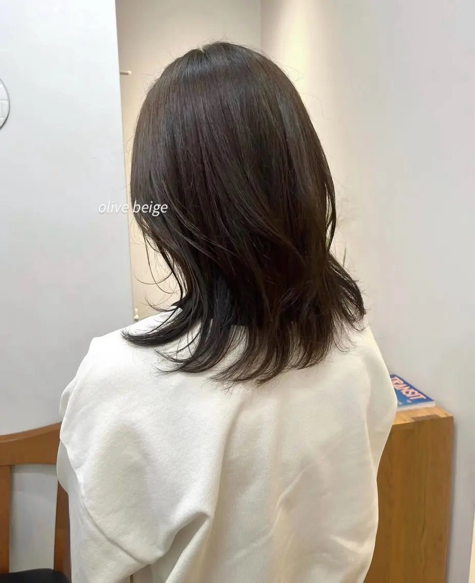 カラー ブラウンカラー オリーブブラウン 都築 初果のヘアスタイル