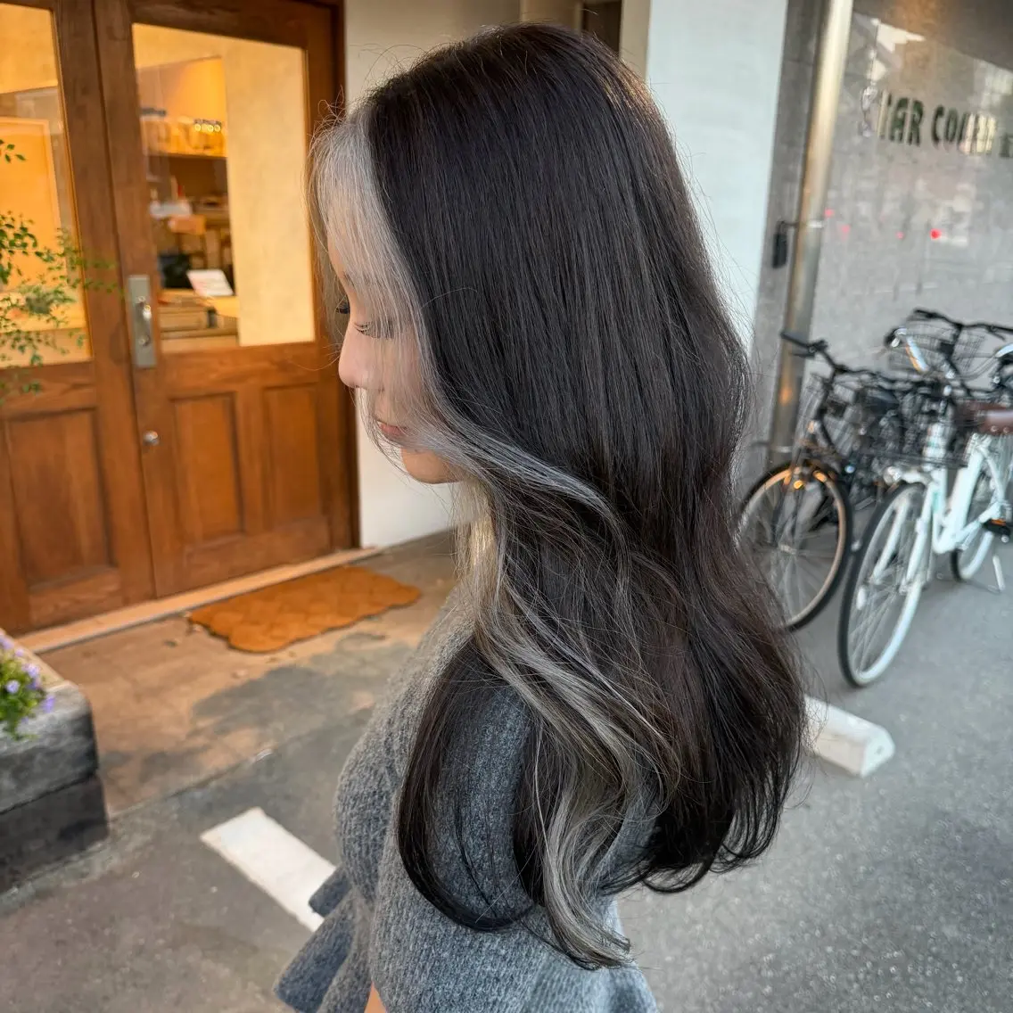 ロング カラー ミストバング デザインカラー フェイスフレーミング シルバー ヘアカラー 森 向日葵のヘアスタイル