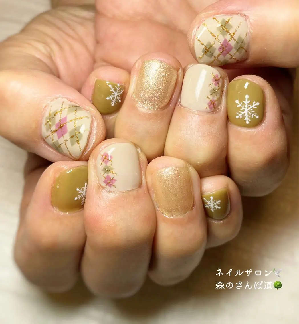 ネイル カジュアル ジェルネイル ガーリー 春ネイル 冬ネイル ハンドネイル ショートネイル 森のさんぽ道のネイルデザイン