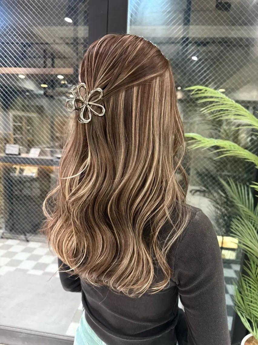 ロング ハイライト 🫧ハイライトカラー 🫧 𝓜𝓘𝓤のヘアスタイル