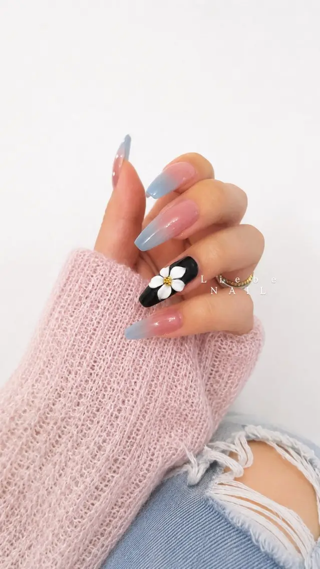 ネイル ブルー フラワーネイル ジェルネイル グラデーション ロングネイル ハンドネイル Beauty salonLiebeのネイルデザイン