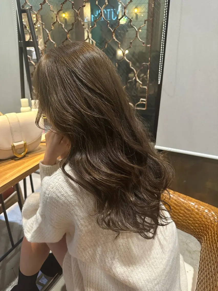 セミロング カラー ヘアアレンジ ベージュカラー グレージュ カーキグレージュ オリーブベージュ オリーブカラー カット ヘアカラー トリートメント ヘッドスパ ヘアセット 美髪/透明感/レイヤ ーTATSUKI☘️のヘアスタイル