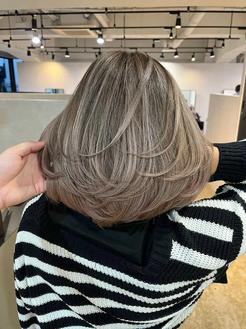 ミディアム レイヤーカット Merly Osakaのヘアスタイル