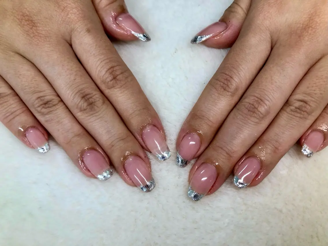 ネイル フレンチネイル ガラスフレンチ シルバー ハンドネイル ハンドケア 心斎橋Salon Epokkuのネイルデザイン